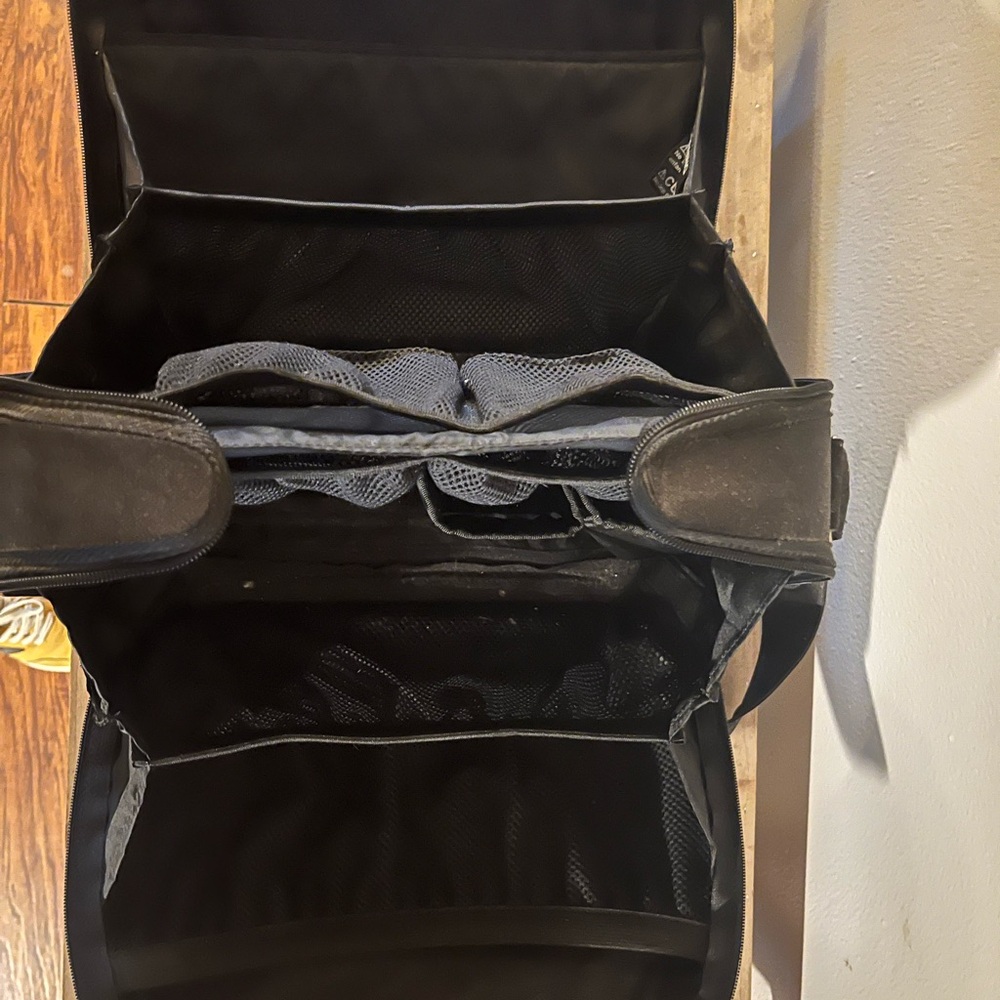 Baby Bjorn Black Crossbody diaper bag‎ - Picture 3 of 6